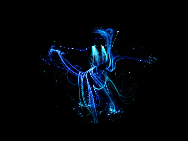Bailarina com figurino de luz azul em cena no palco escuro — Brilho de Natal by LightWire